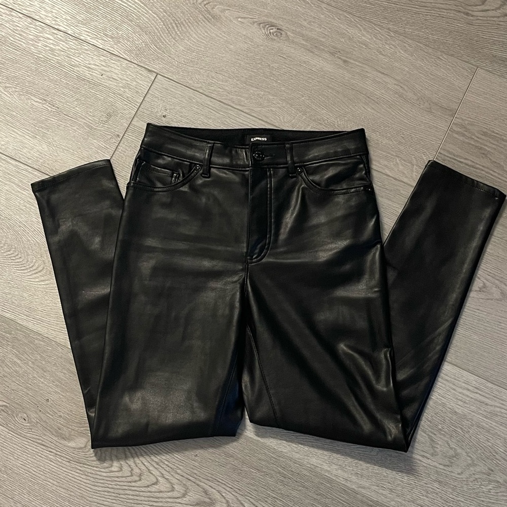 Mid rise ankle faux leather pants with soft lining